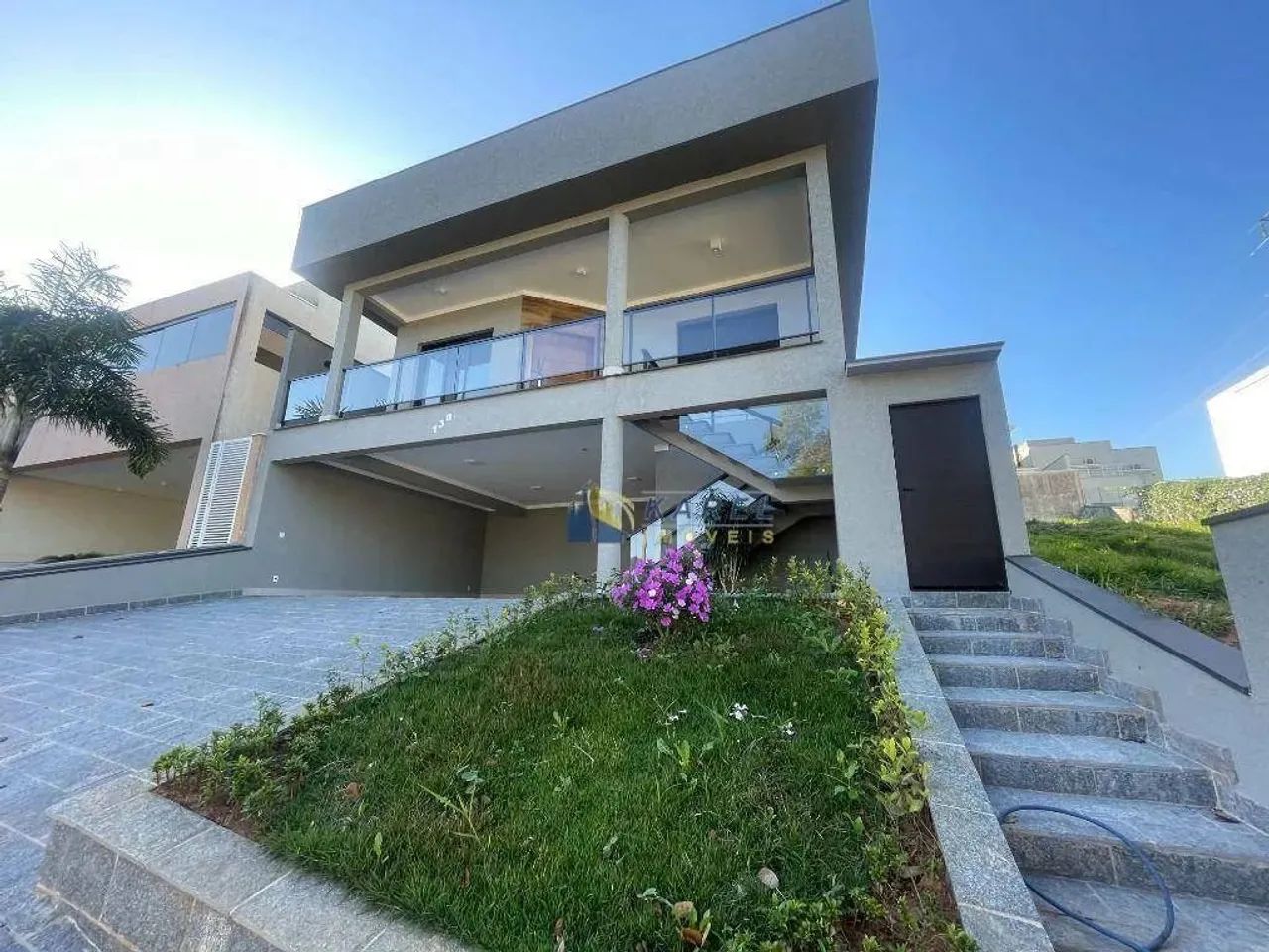 CASA TÉRREA NOVA com 4 Suítes, Escritório, Piscina para LOCAÇÃO ou VENDA no CONDOMÍNIO VAL