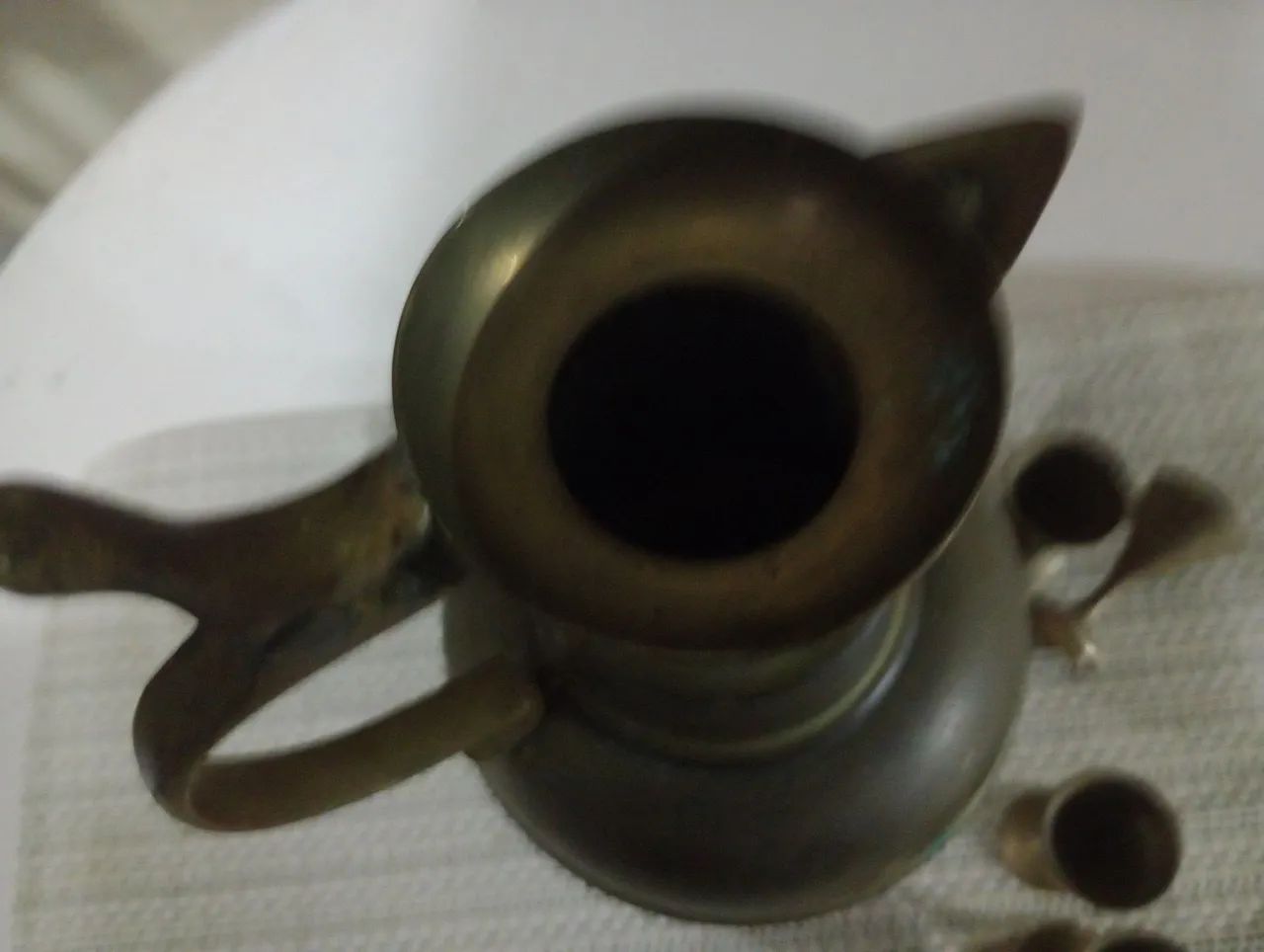 Jarra e taças antigas de bronze - Colecionador - Foto 2