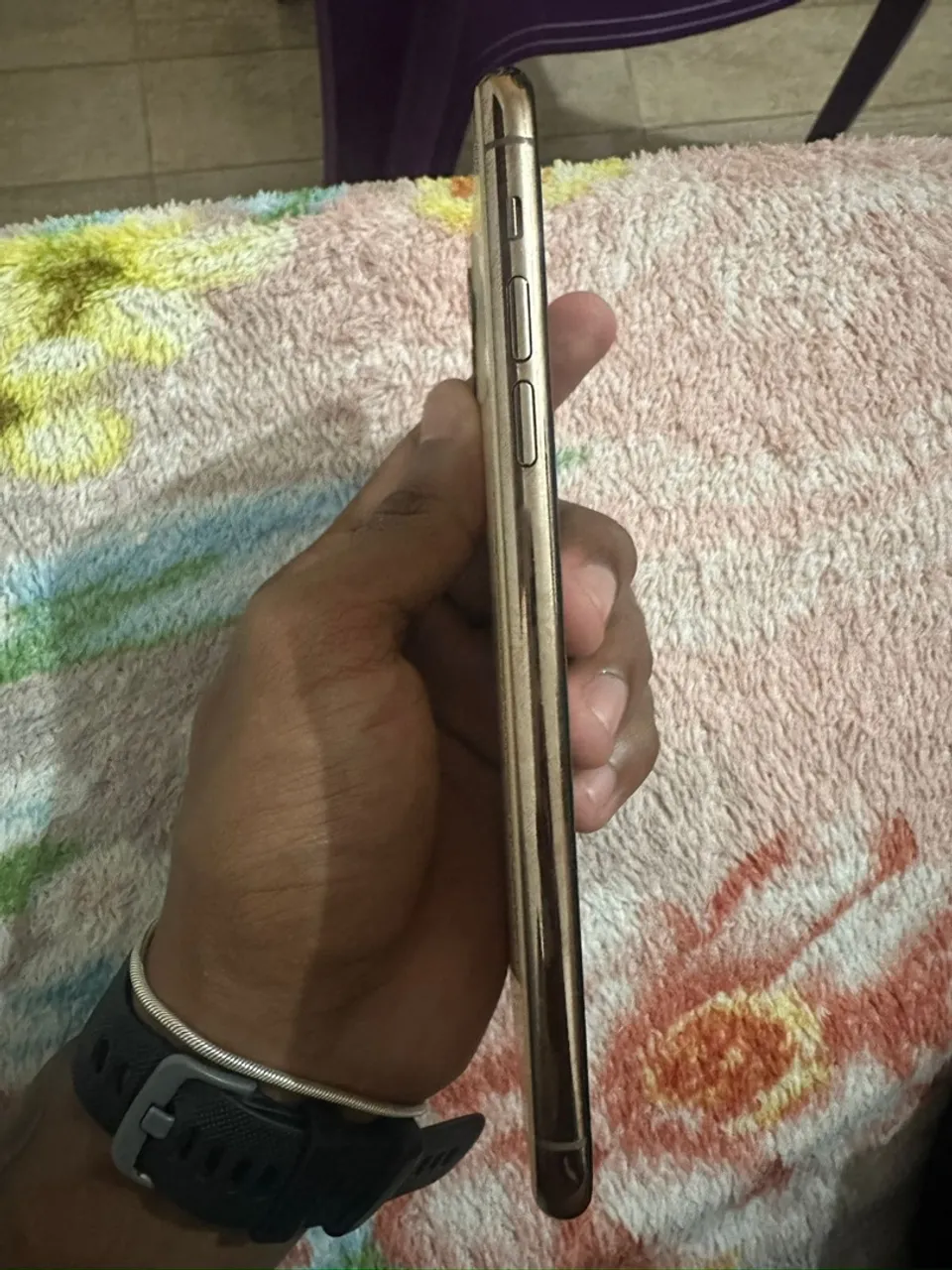 Vendo Iphone 11 pro max, cor dourado