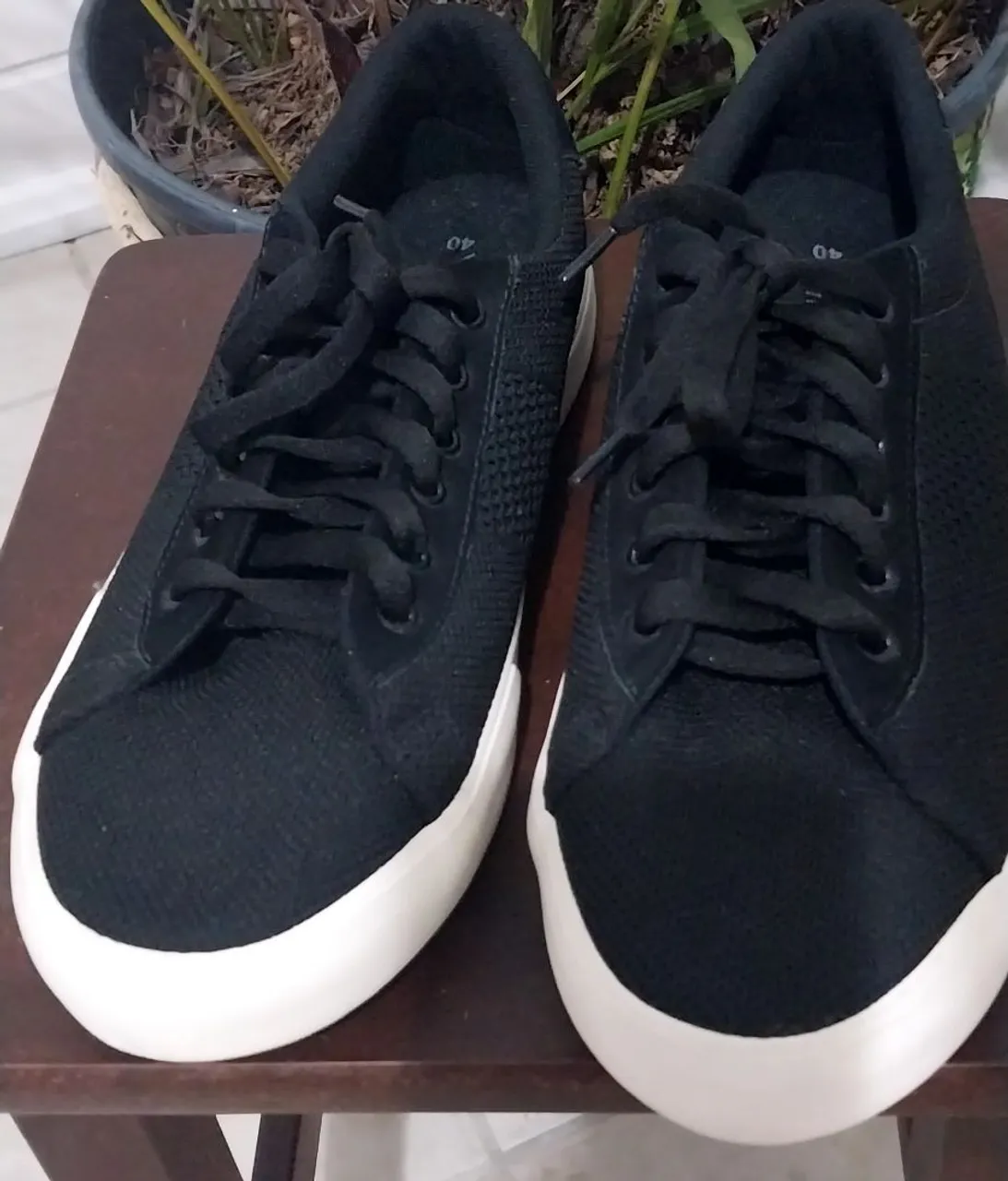 Tênis Preto Casual com Solado Branco
