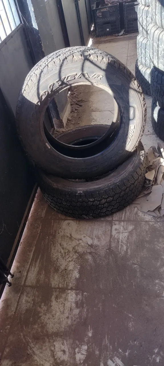 Dois pneu para caminhonete bem dizer novos 265 /60/18
