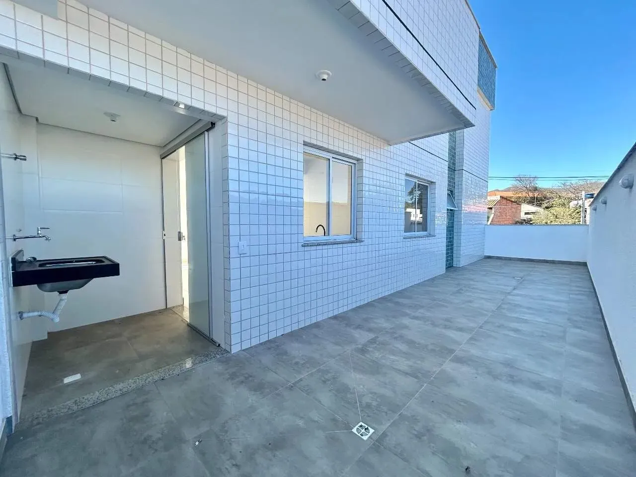Apartamento 03 quartos, 02 vagas e 2 áreas externas à venda no bairro Milionários/BH