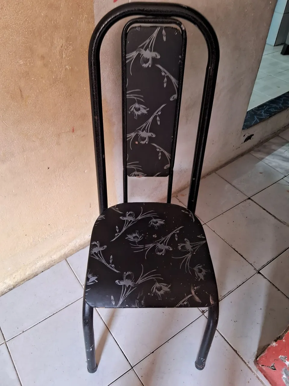 Cadeira Preta com Detalhes Florais
