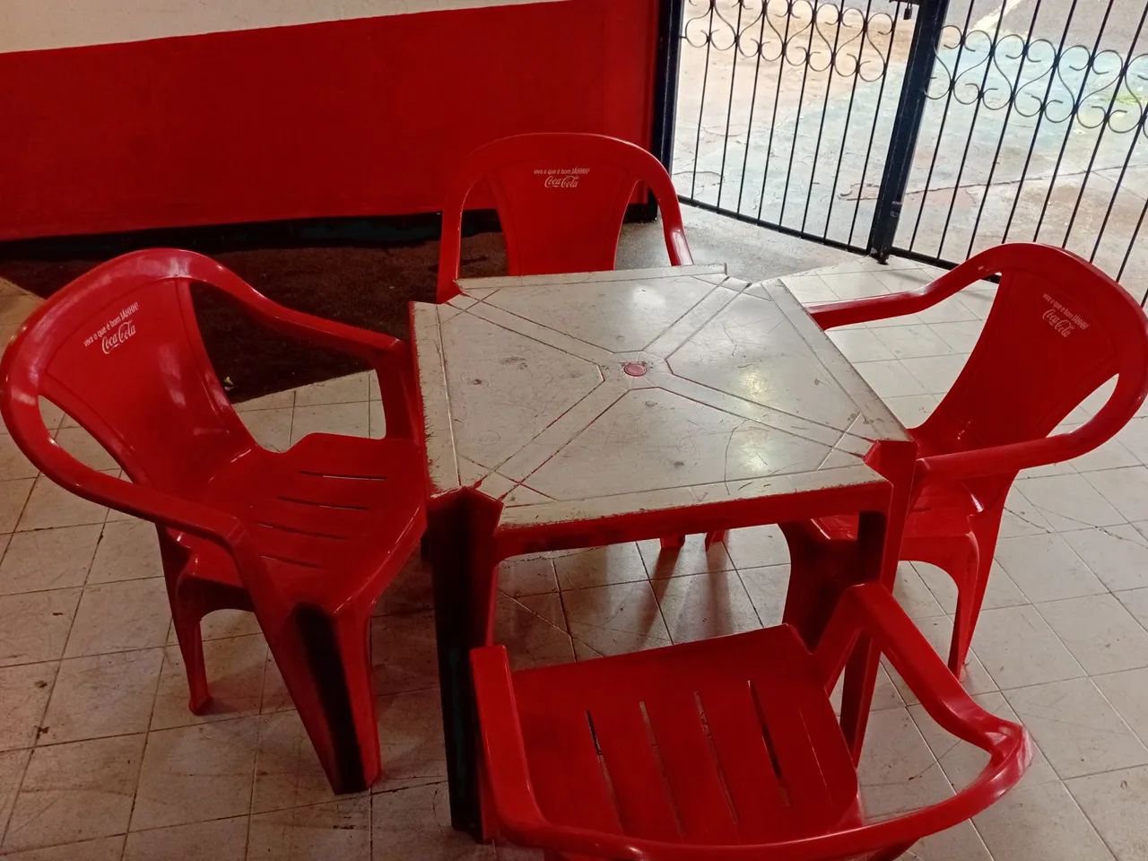 R$250,00 - Jogo de mesa de plástico Coca-Cola (Resistente)64739865319810120