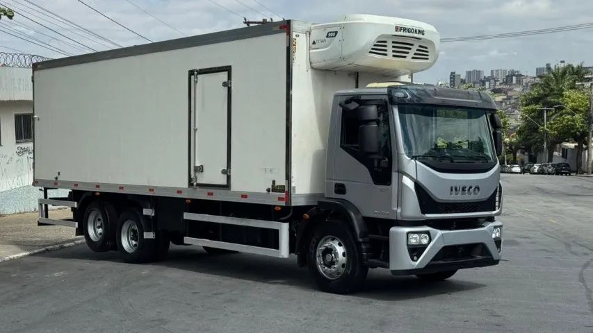 Caminhão Baú Frigorífico Iveco Tector 24280