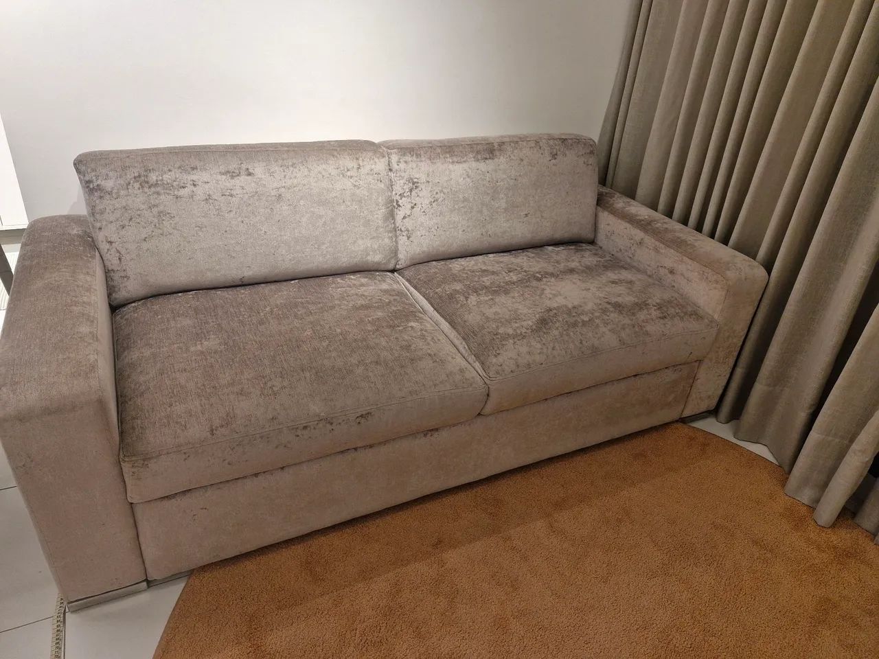 Sofá em ótimo estado 1,95×0,90 cm com espuma D33, recém colocada, cinza, com pés em aço. - Foto 2