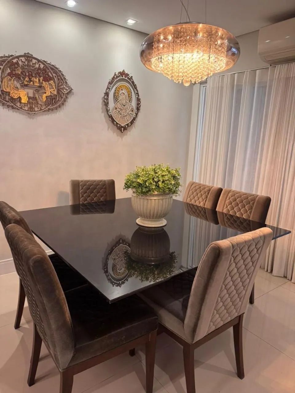 Mesa com 6 cadeiras