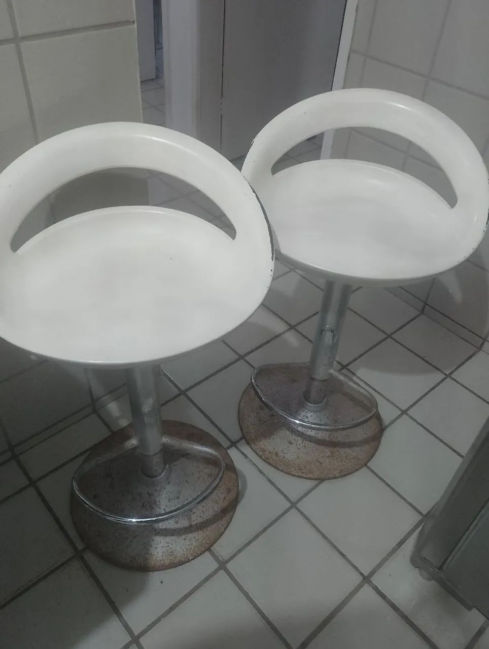 2 banquetas brancas 
