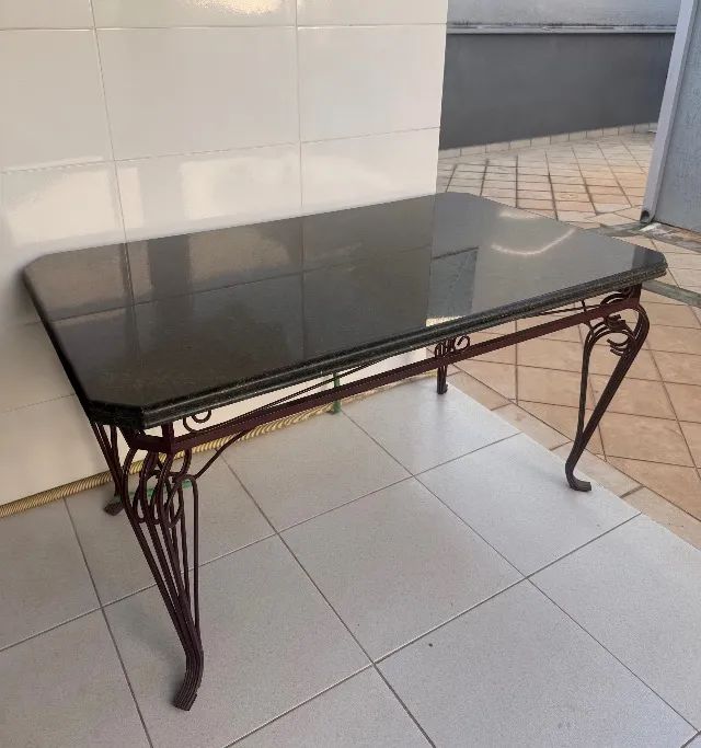 Mesa de jantar em granito