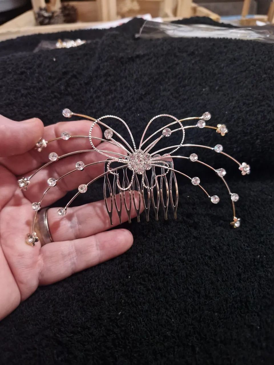 Grampo de cabelo formato borboleta strass 