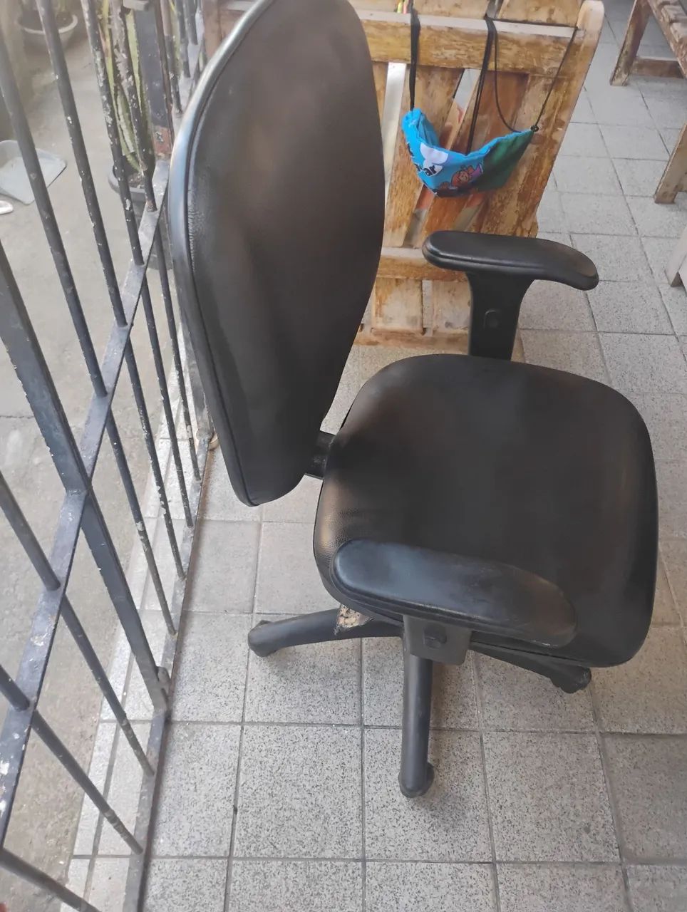 CADEIRA DIRETOR GIRATÓRIA. - Foto 4
