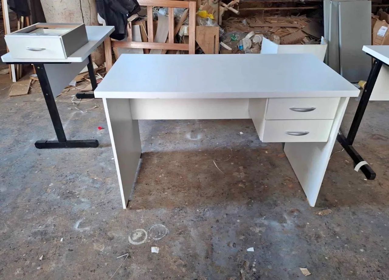 Mesa de Escritório em MDF com tampo grosso e 2 Gavetas - Nova