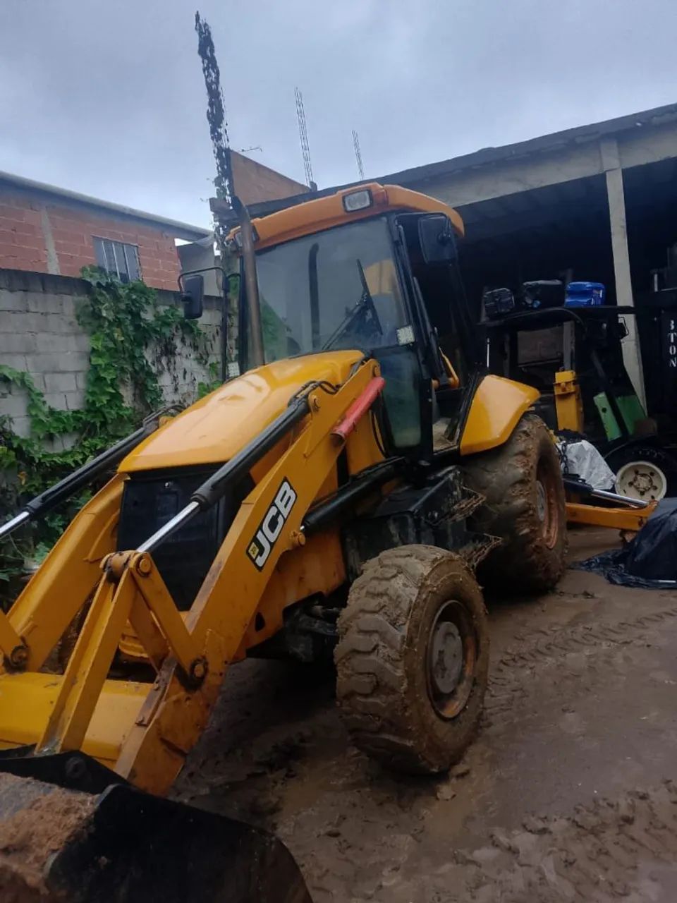 Vende-se Retroescavadeira 2010 toda Revisada 4x4  - Foto 4