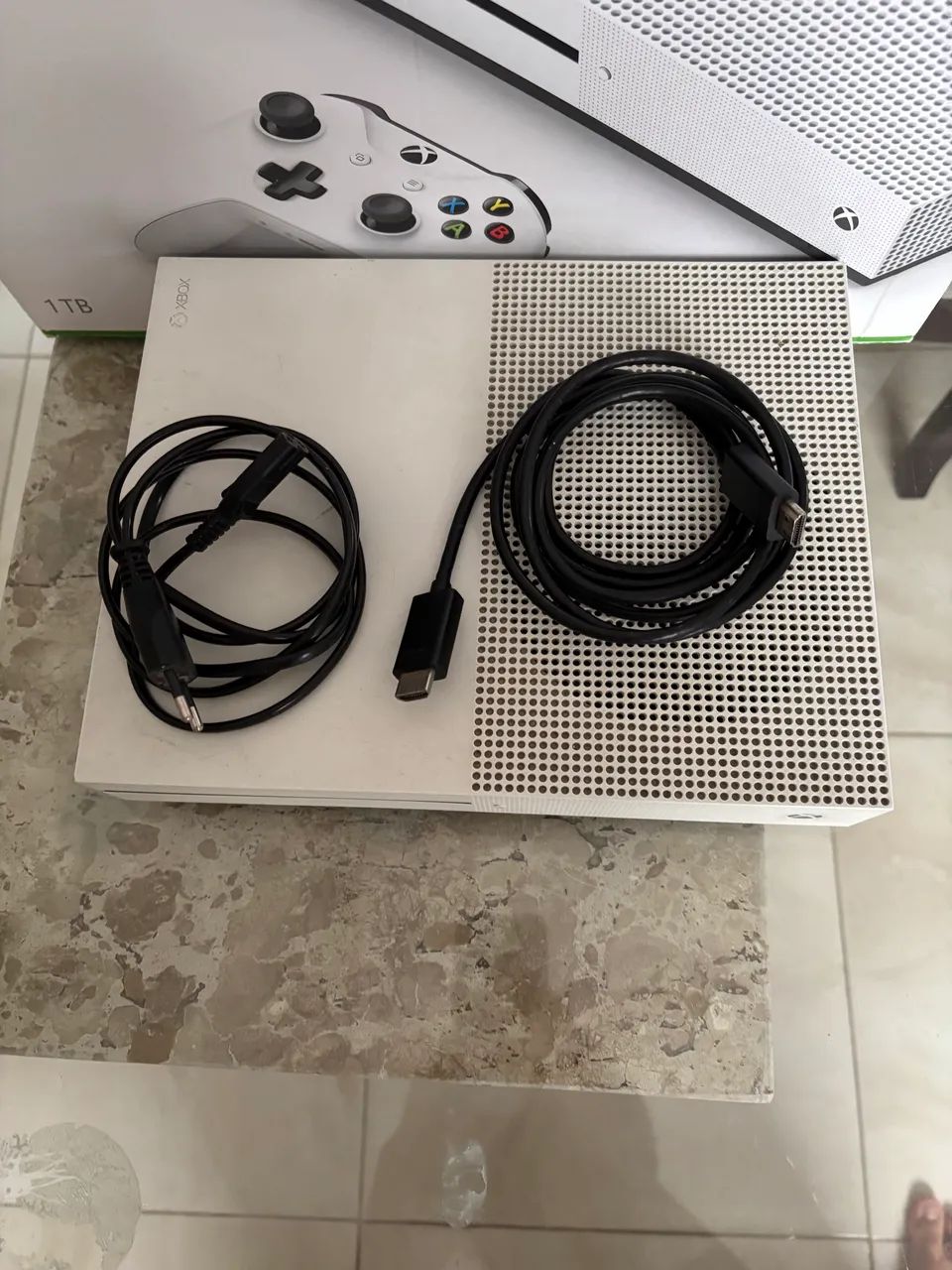 Xbox One S 1TB + 2 controles  - Foto 3