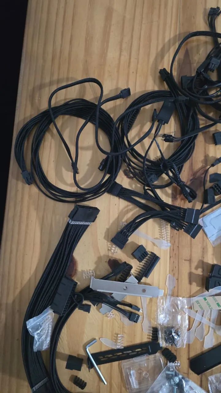 Lote de cabos, extensores, acessórios e ferramentas para PC e cabos custom - Foto 2