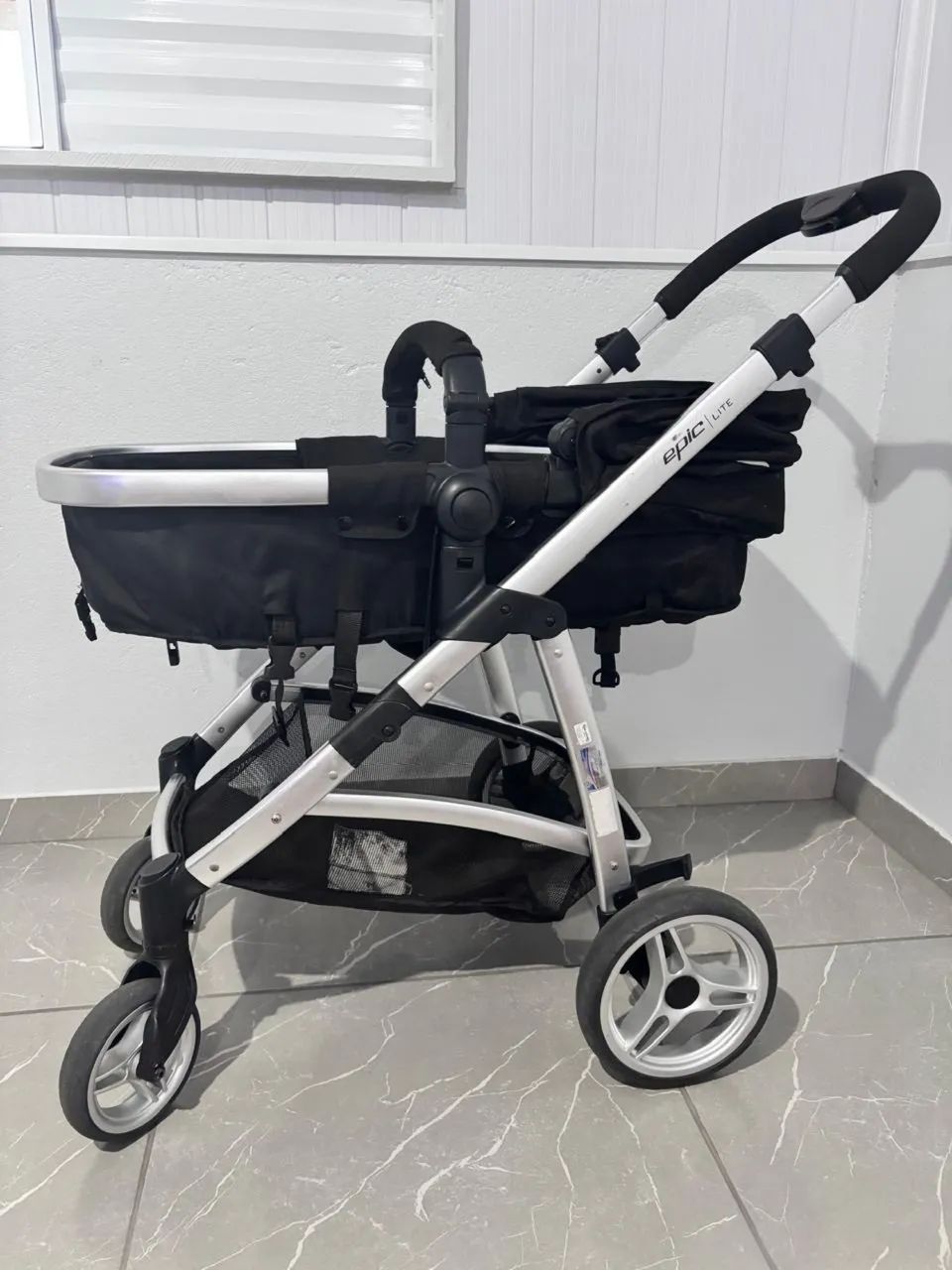 Vendo carrinho de bebê com bebê conforto  - Foto 2