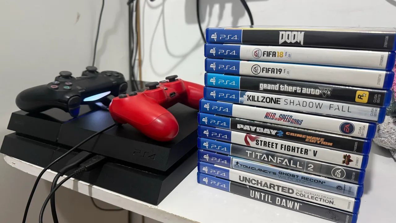 PS4 + 12 Jogos + 2 Controles - PlayStation 4