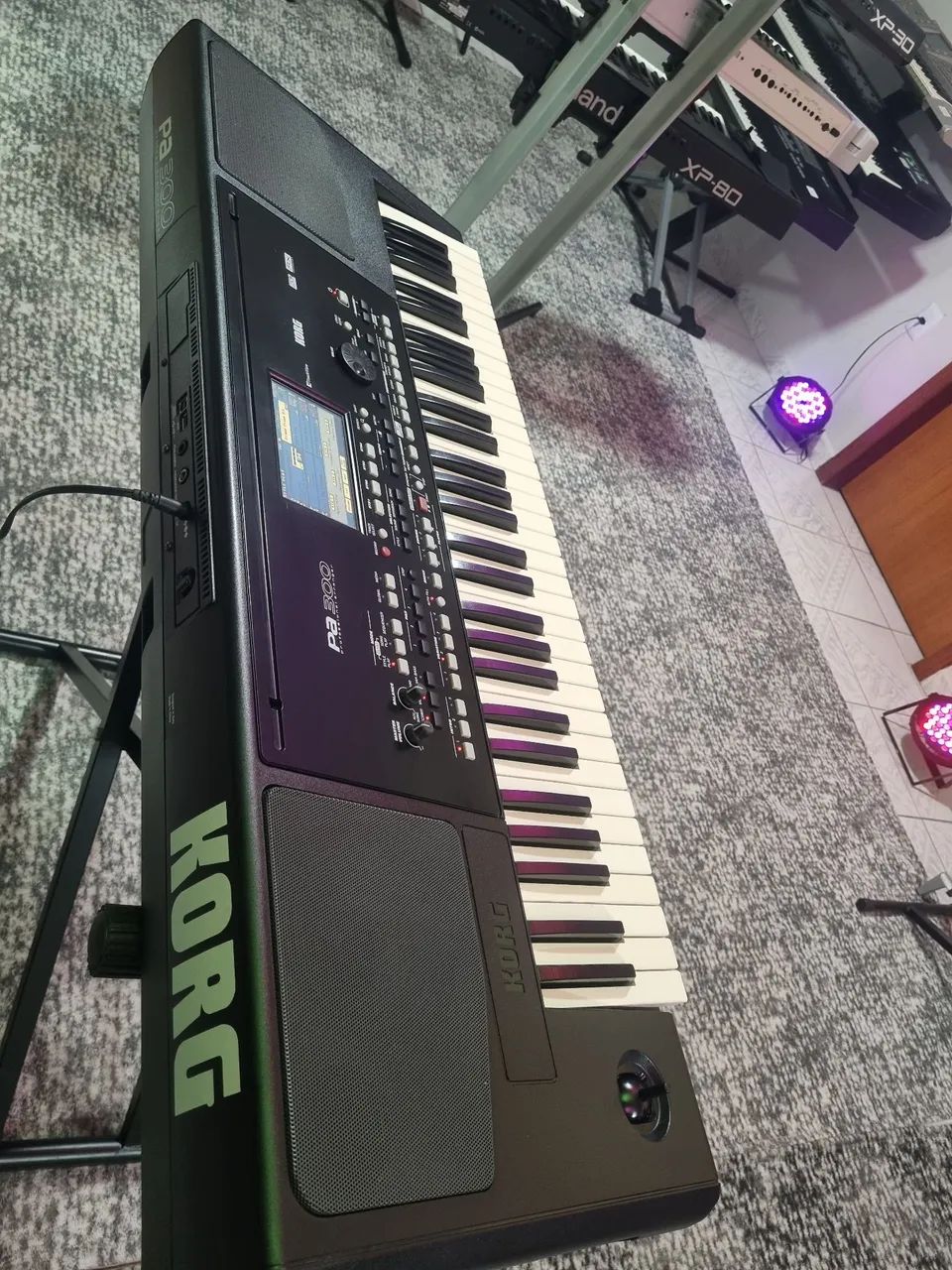 Teclado Korg PA-300