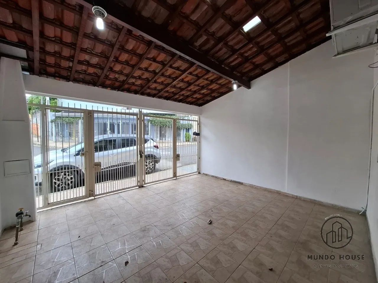 Casa próxima ao centro em rua tranquila - Foto 2