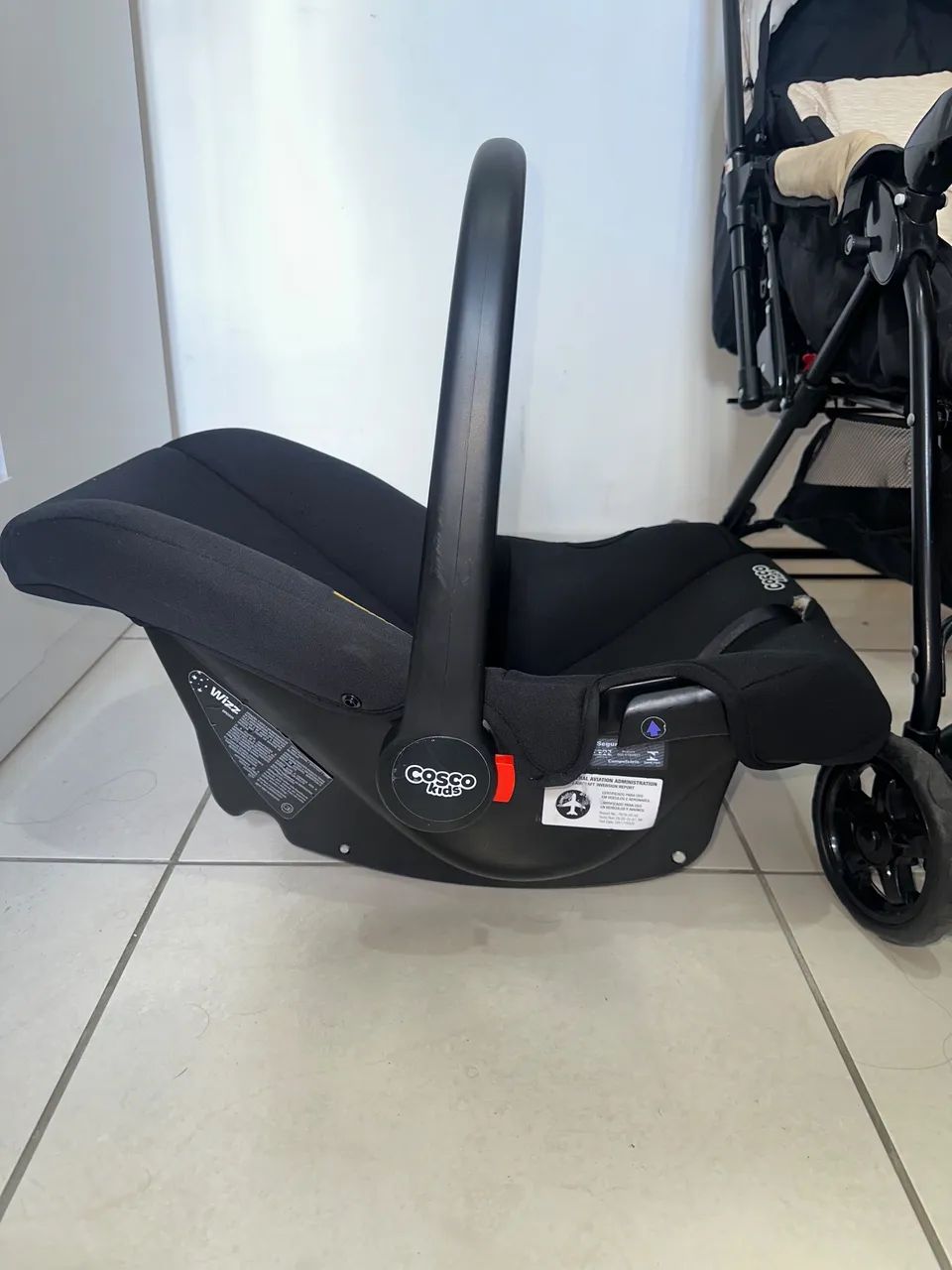 Carrinho de bebê com bebê conforto Cosco - Foto 3