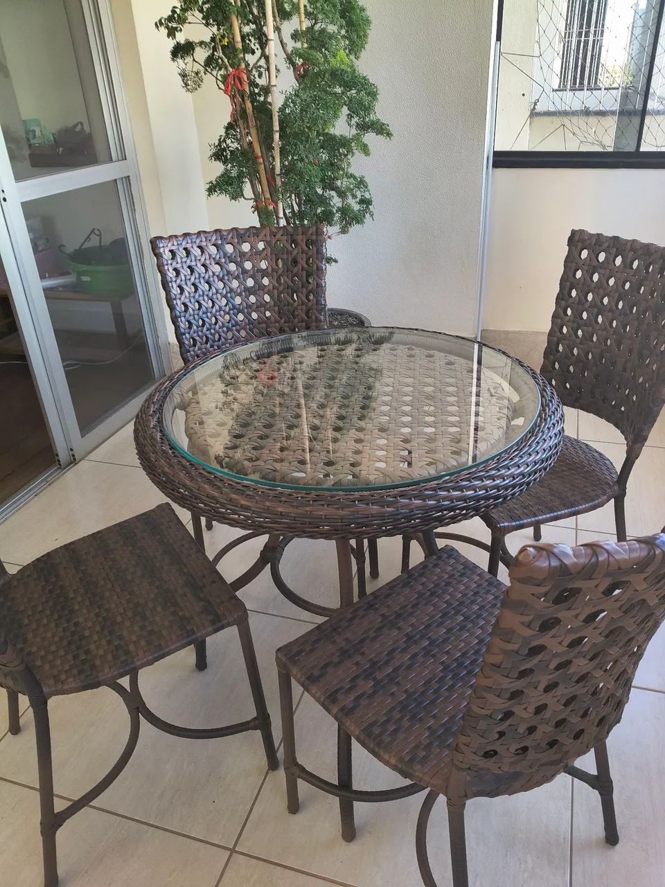 Vendo mesa com 4 cadeiras de vime  - Foto 5