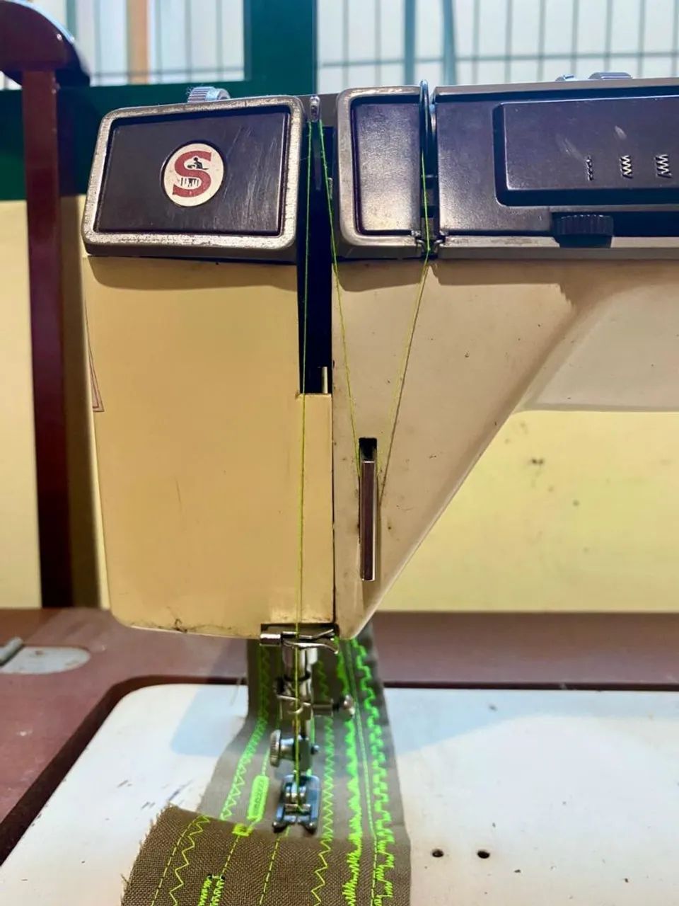 Máquina de Costura de Gabinete - Foto 3