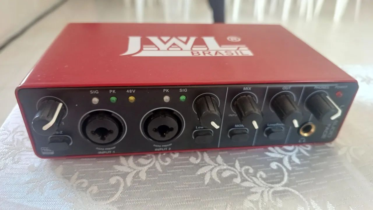 Interface de Áudio JWL Brasil JI-22, destacando o chassi vermelho compacto.