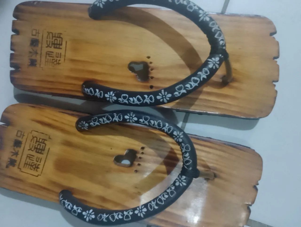 Chinelo de madeira ( estilo oriental)