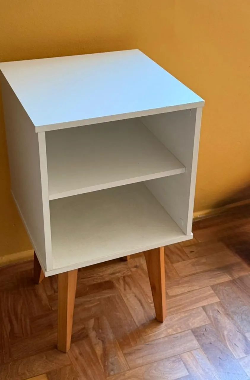 Mesa de cabeceira 2 nichos 