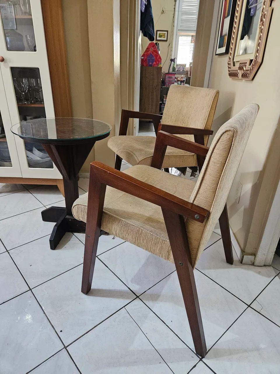 Conjunto Vintage: 2 Poltronas em Madeira + Mesa de Centro com Vidro. - Foto 2