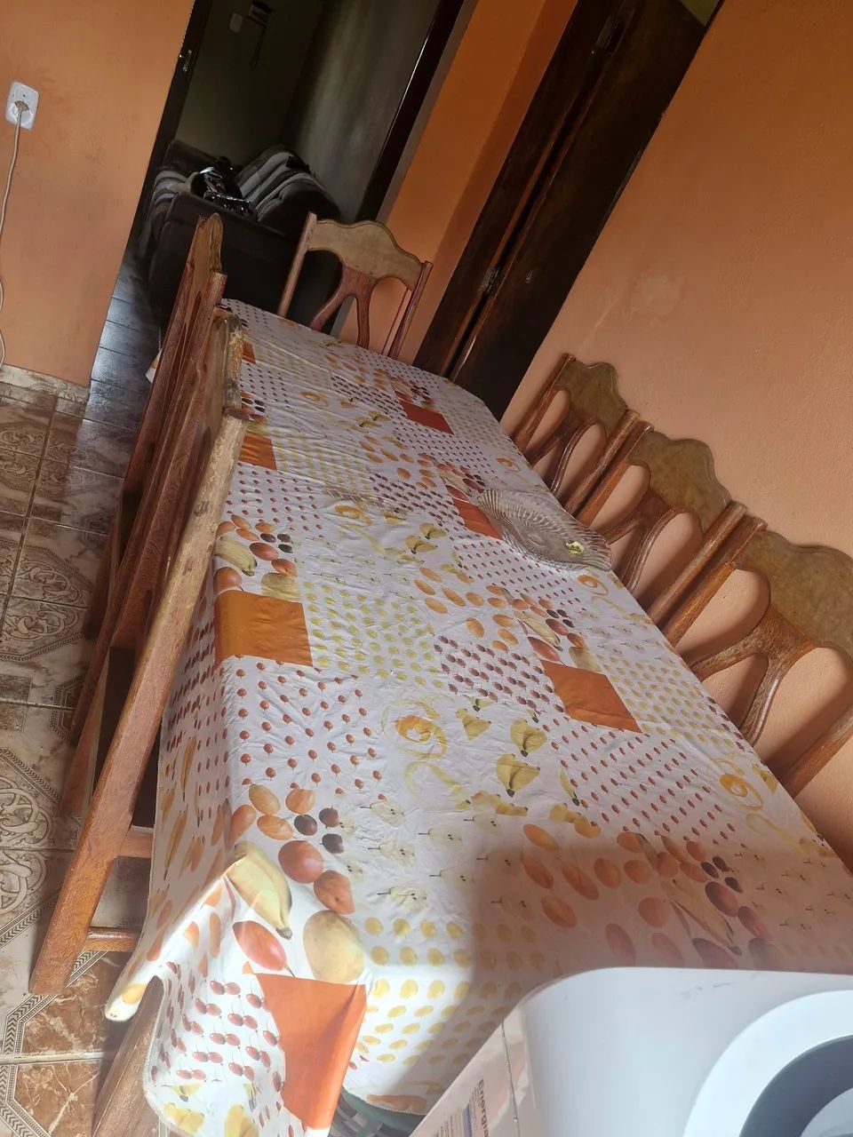 Jogo de mesa de madeira com 6 cadeira 