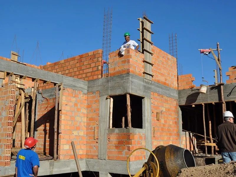 SUA OBRA PARADA? CHAME UMA EQUIPE QUE REALMENTE RESOLVE