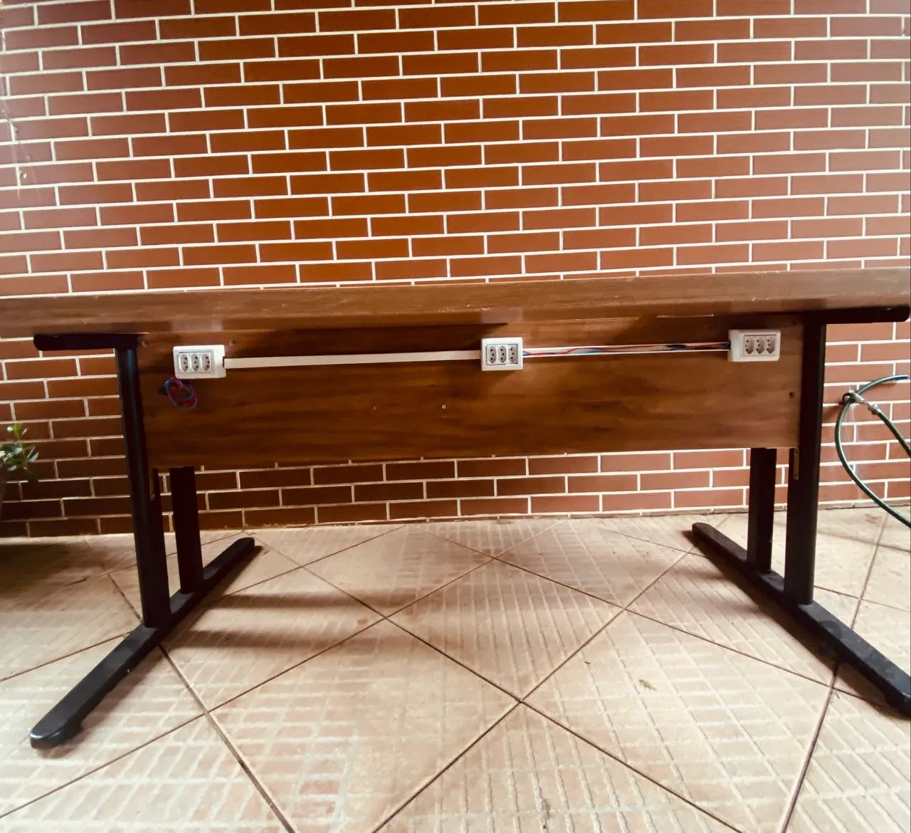 Mesa escritório 2,00 X 1,20  com tomadas - Foto 6