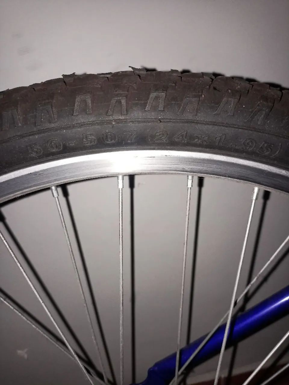 Bicicleta aro 24 seminova samy infantil cor azul e prata. - Foto 5