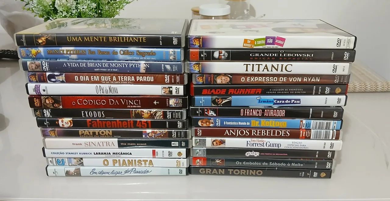 Lote com 30 DVDs de filmes. 