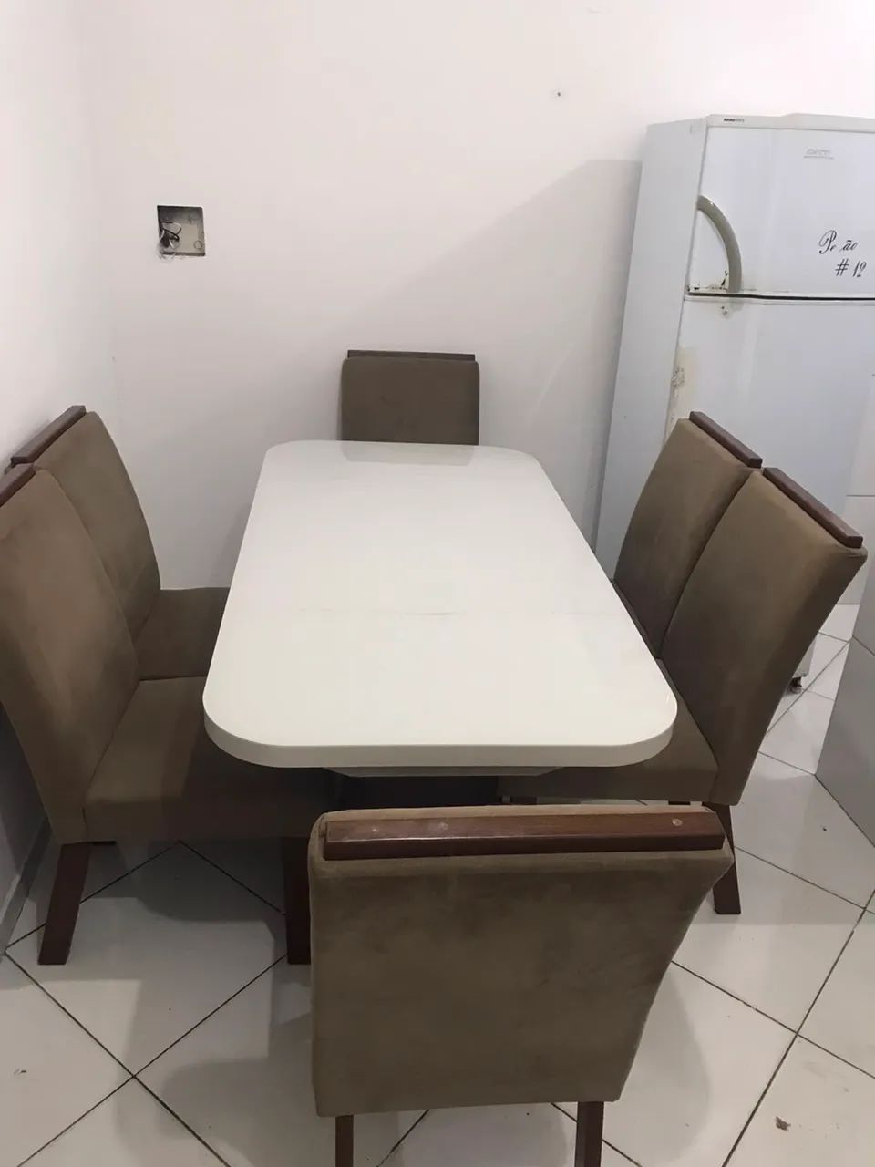 Mesa de jantar com seis cadeiras