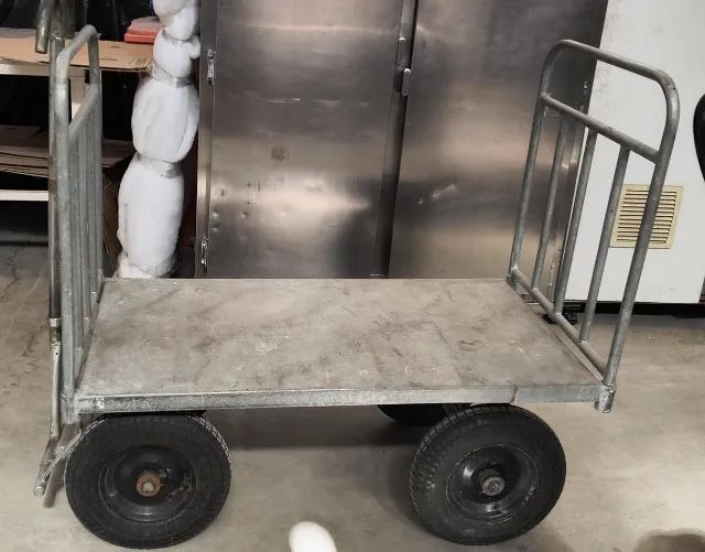 Carrinho plataforma industrial. 