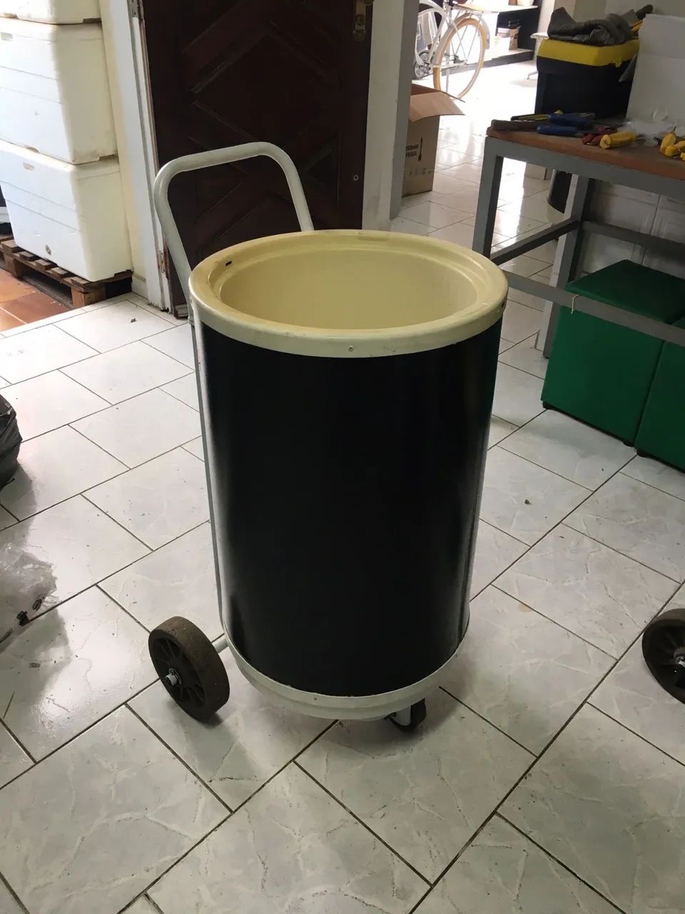 Carrinho cooler 75 latas rodas maciças  - Foto 3