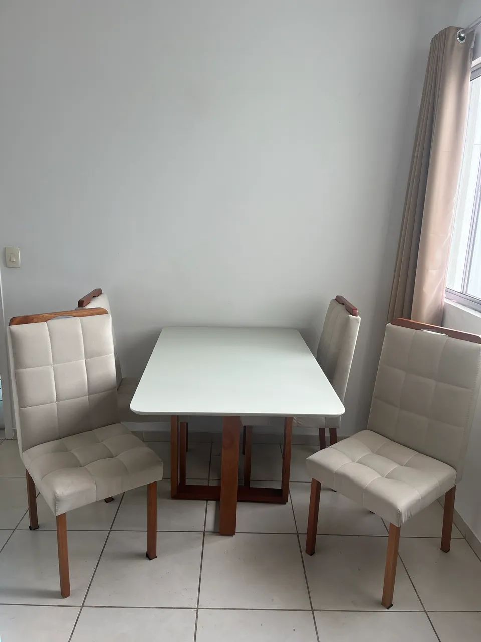 MESA DE JANTAE COM QUATRO CADEIRAS IMPERMEABILIZADAS  - Foto 2