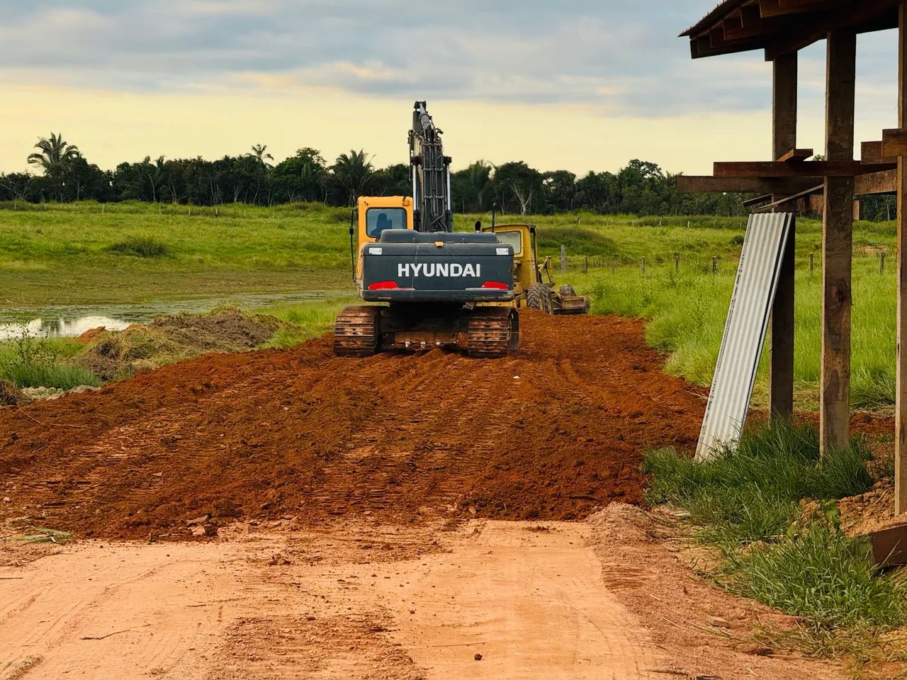 Aluguel de máquinas e caminhões 