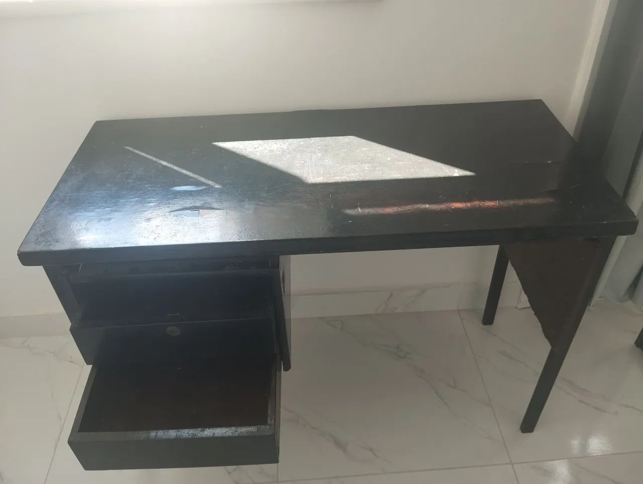 Mesa de madeira com gavetas