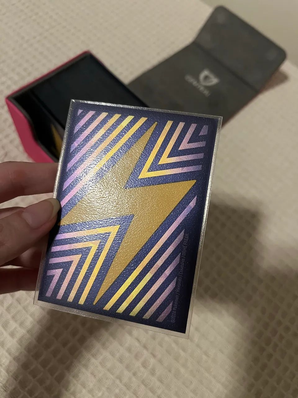Deck Pokémon TCG Zapdos e Miraidon EX + Deckbox Central + Inner e Outer Sleeves - Foto 3
