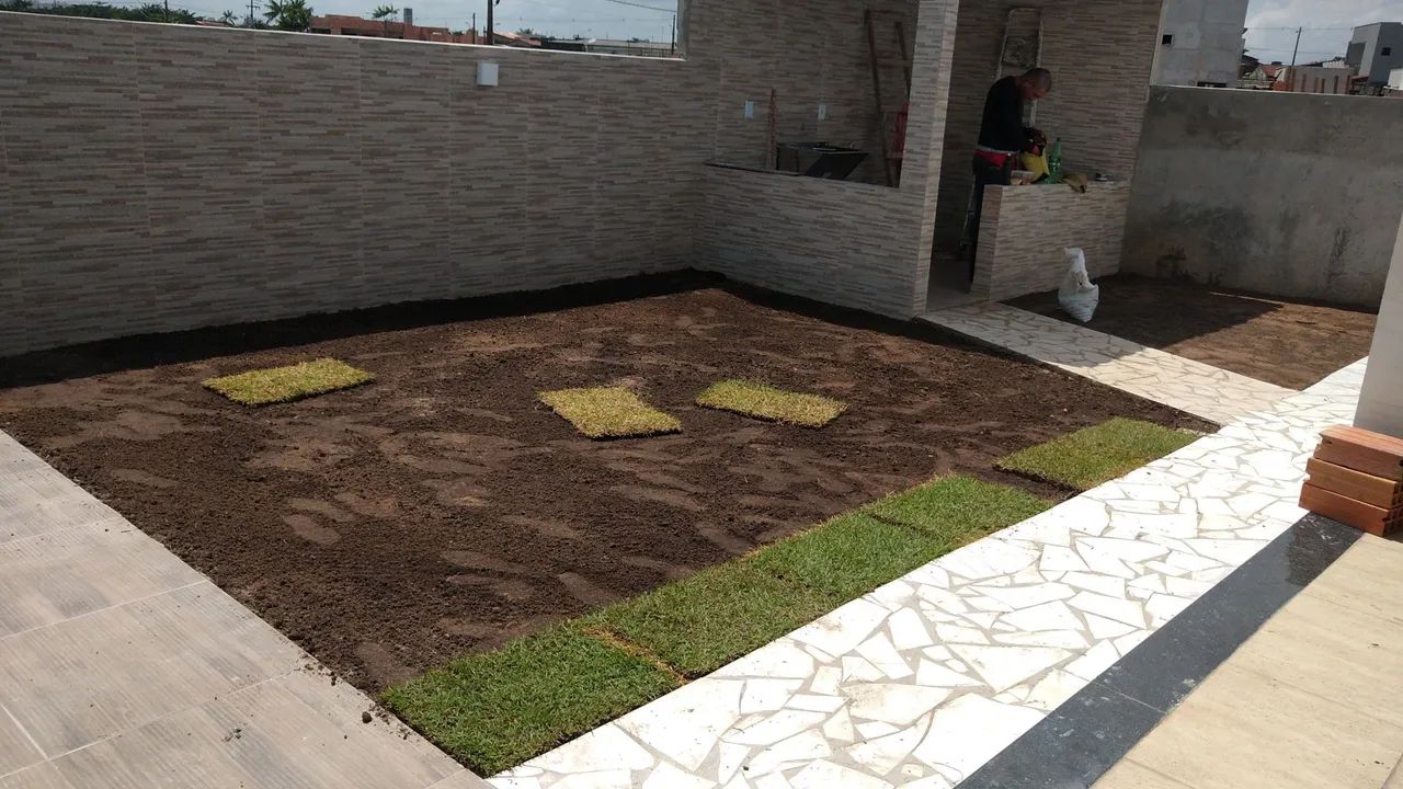 Plantio de grama e nivelamento de terrenos incluso capina