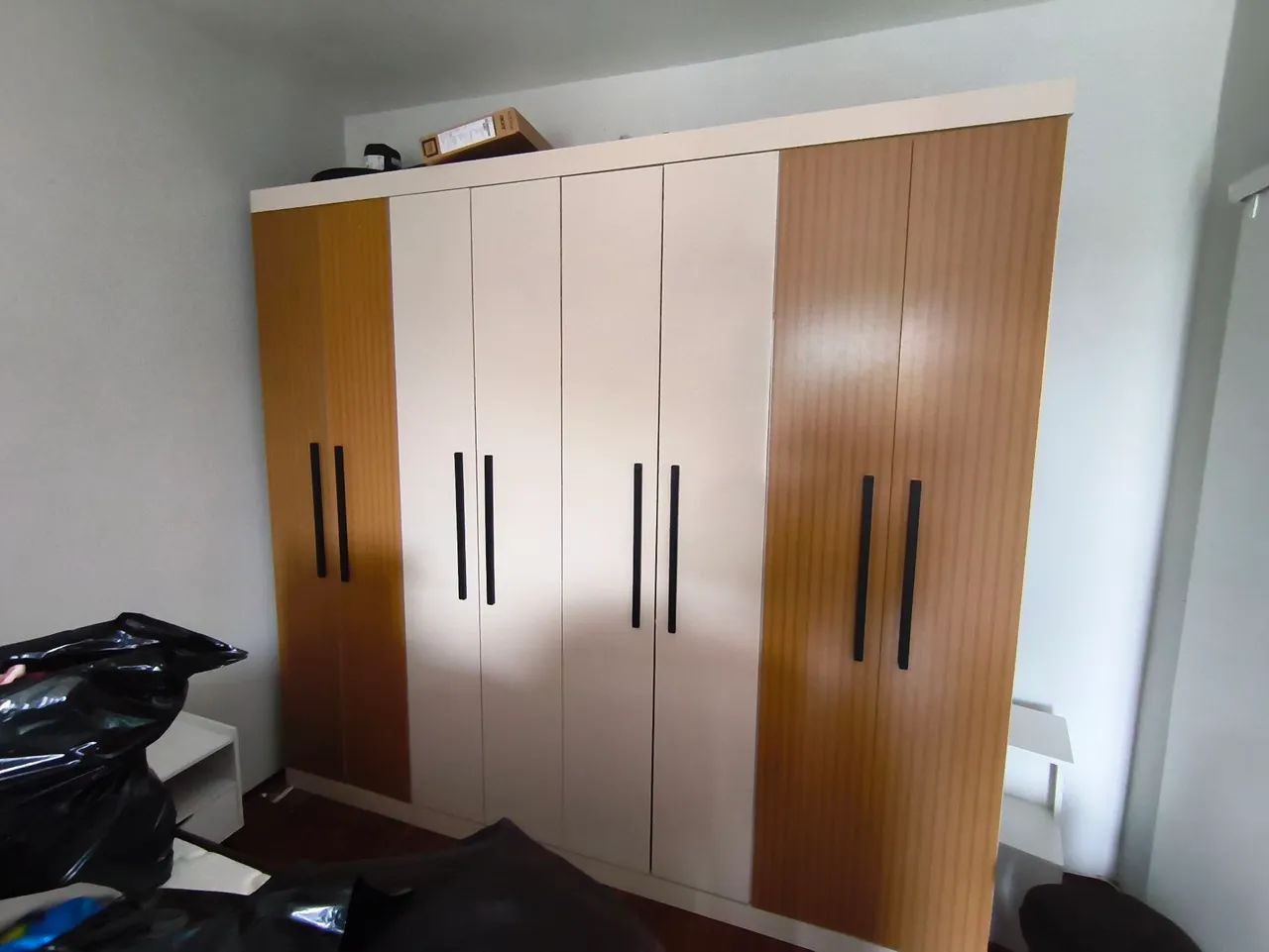 Guarda roupa 8 portas.