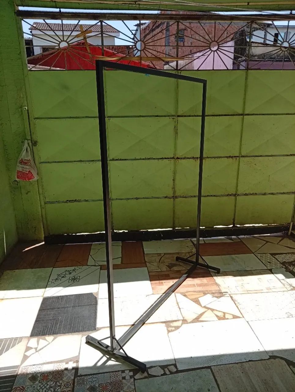Vendo uma arrara de exposição de roupas