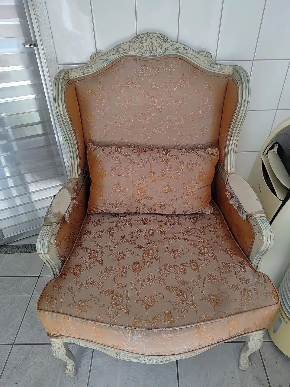 São  2 poltronas iguais, porém 1 se encontra  com defeito  nos dois braços.  - Foto 4