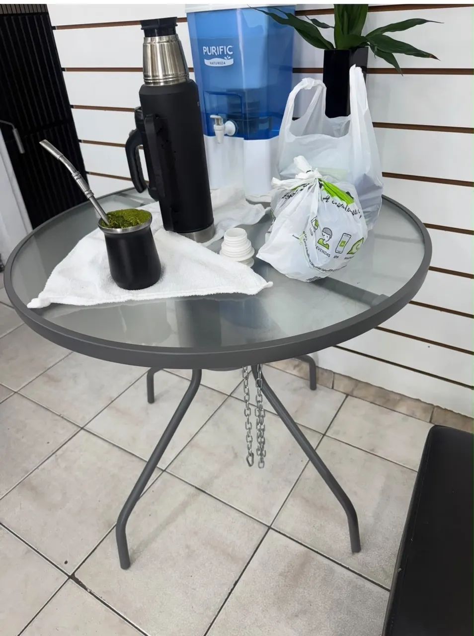 Mesa de vidro com 2 cadeiras e guarda sol - Foto 2