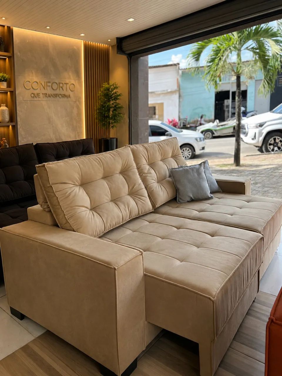 Vendo sofá retrátil na cor bege/off-white, muito confortável e espaçoso. - Foto 5