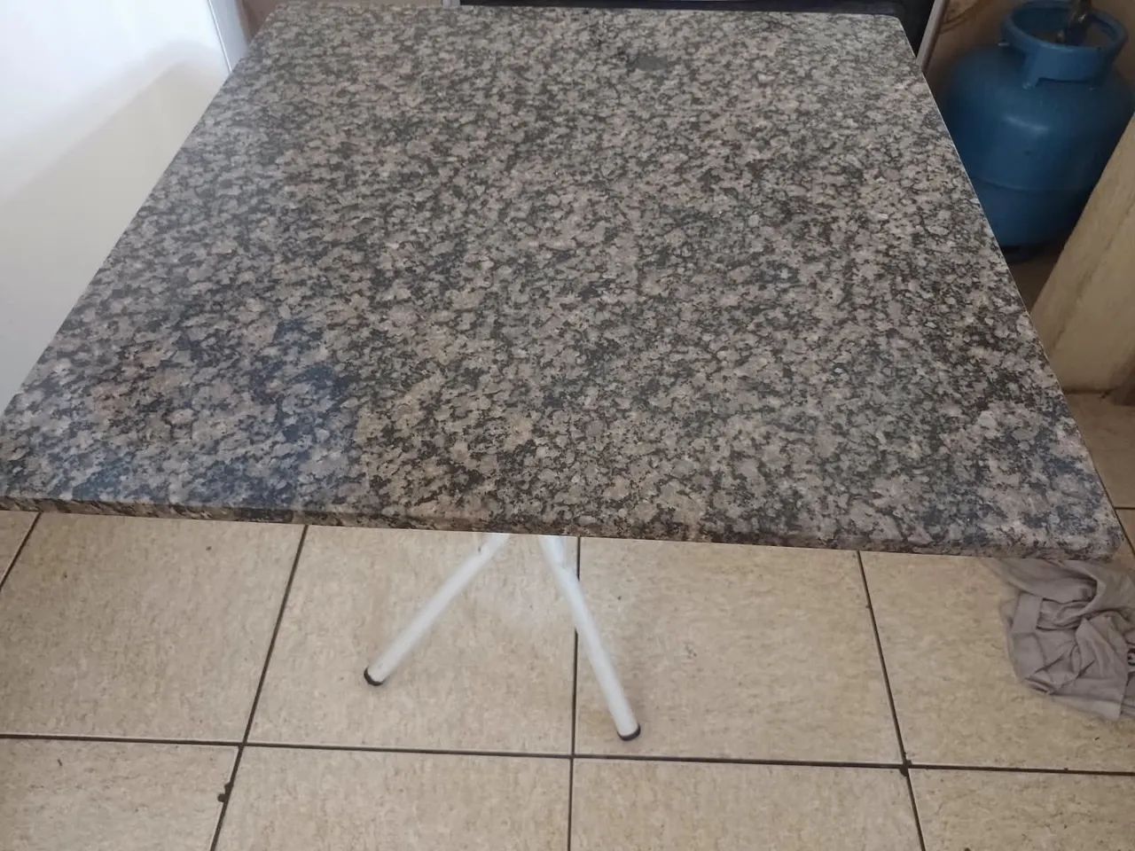 Vende-se uma mesa de mesa de mármore