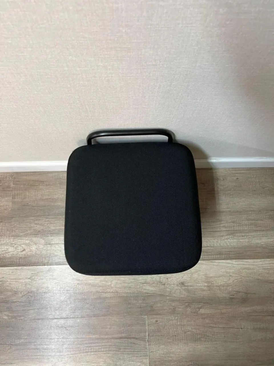 Puff Assento Estofado Preto com uma Alça Metálica Preta - Foto 3